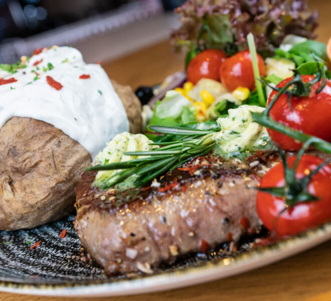 Steak mit Ofenkartoffeln